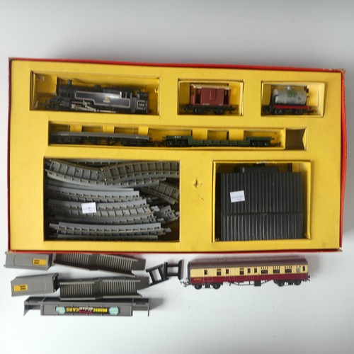 275 - A Triang OO gauge R1 electric Train set in original box, complete with British Railways locomotive, ... 