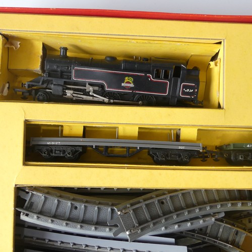 275 - A Triang OO gauge R1 electric Train set in original box, complete with British Railways locomotive, ... 