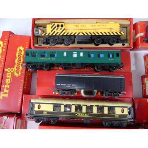 293 - A quantity of Tri-ang '00' gauge model railway, many boxed pieces, including R155 Diesel Switcher lo... 