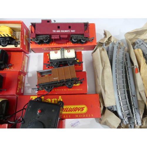 293 - A quantity of Tri-ang '00' gauge model railway, many boxed pieces, including R155 Diesel Switcher lo... 