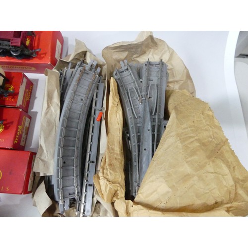 293 - A quantity of Tri-ang '00' gauge model railway, many boxed pieces, including R155 Diesel Switcher lo... 