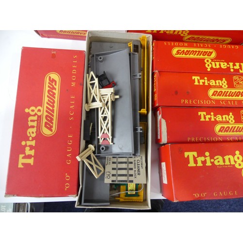 293 - A quantity of Tri-ang '00' gauge model railway, many boxed pieces, including R155 Diesel Switcher lo... 