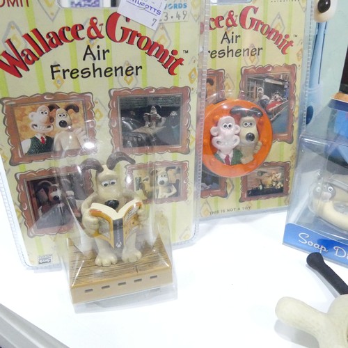 351 - Wallace & Gromit memorabilia, a collection of plush items including a boxed limited edition sou'... 