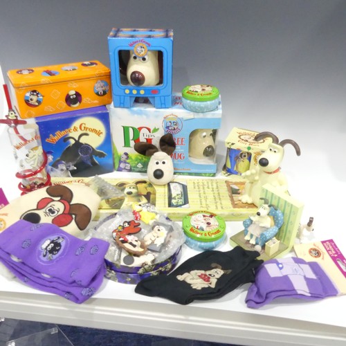 352 - Wallace & Gromit Memorabilia, a large collection of items to include a boxed 1/2 pint jug, boxed... 