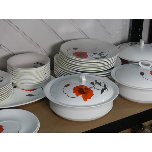 539 - A Wedgwood Susie Cooper Design 'Cornpoppy' pattern part Dinner Service, comprising three lidded Ture... 