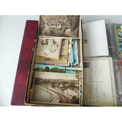 456 - Postcards: 3 albums and quantity loose of vintage and modern postcards, including London and world t... 