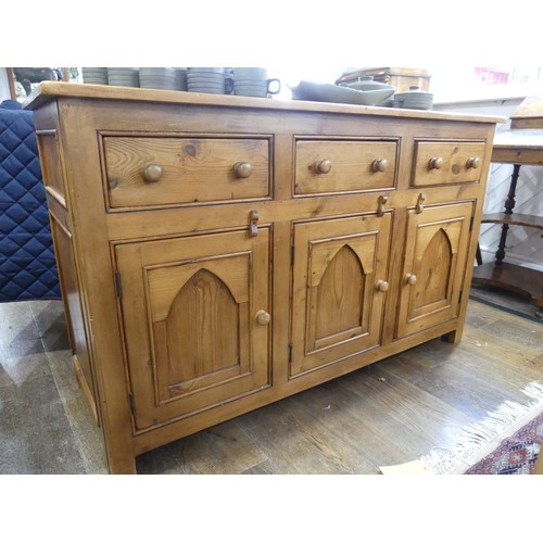 674 - A vintage pine Sideboard, the rectangular top above three frieze drawers and three cupboards below, ... 