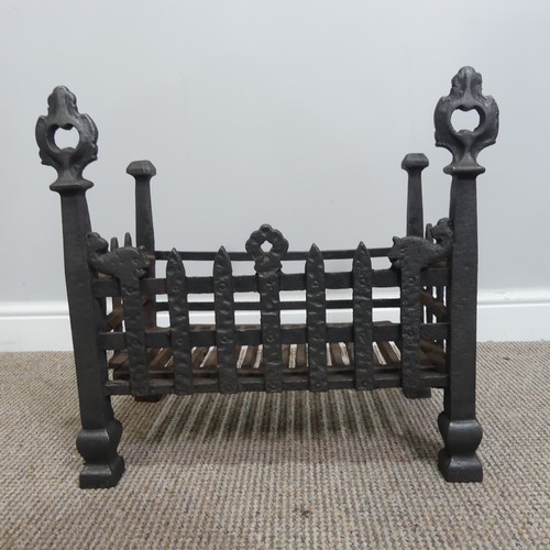 556 - An Arts & Crafts embossed brass and oak Fire Screen, in the manner of John Pearson, decorated wi... 