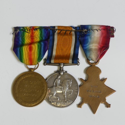 396 - The Devonshire Regiment: a W.W.1 Star trio of Medals, awarded to 10752 Pte. E. Moon. Devon. R., comp... 