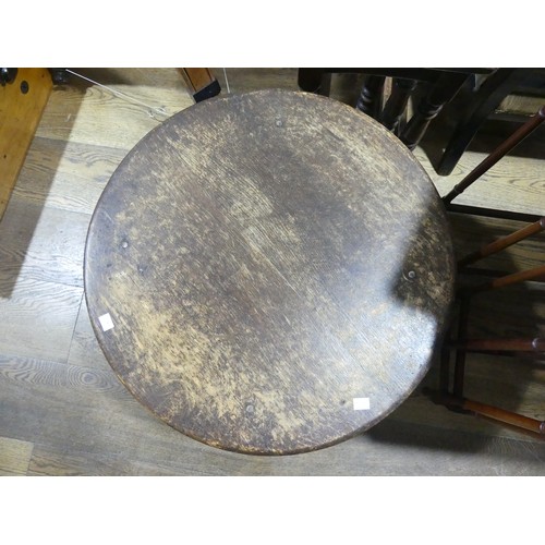 649 - A circular oak occasional table, together with a nest of three oak tables (2)