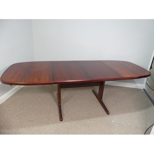 282 - Skovby: a mid 20thC Danish rosewood Dining Suite,  comprising an extending Dining Table, W 135cm (cl... 