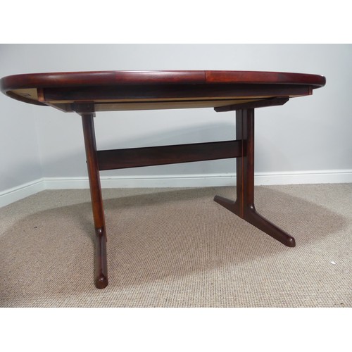 282 - Skovby: a mid 20thC Danish rosewood Dining Suite,  comprising an extending Dining Table, W 135cm (cl... 