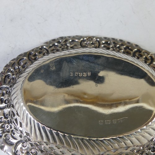 19 - A George V silver Capstan Inkwell, hallmarked Birmingham 1910, makers mark obscured, with hammered d... 