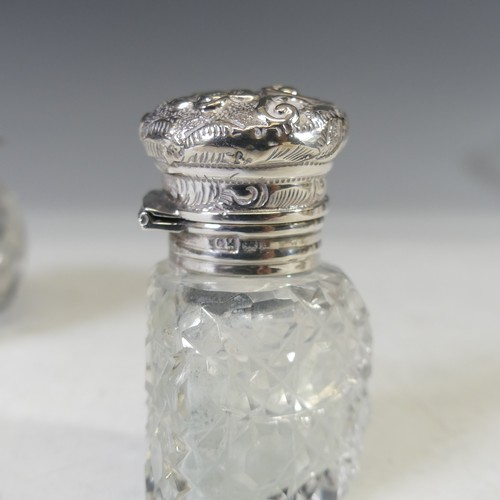 75 - A George V silver mounted glass Scent Bottle, by John Grinsell & Sons, hallmarked Birmingham, 19... 