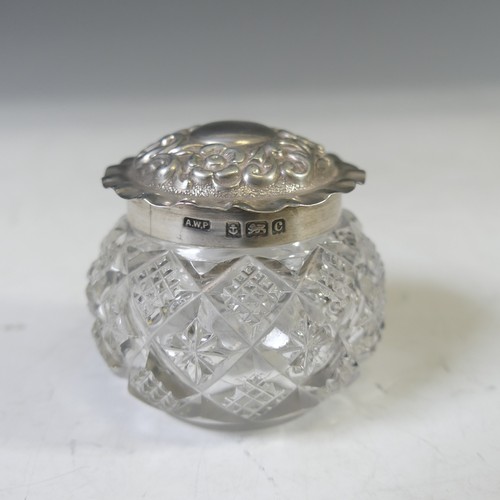 75 - A George V silver mounted glass Scent Bottle, by John Grinsell & Sons, hallmarked Birmingham, 19... 