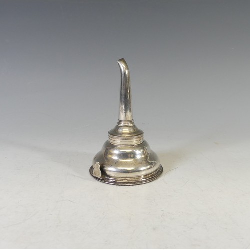 89 - A George III silver Wine Funnel, by William Sumner I, hallmarked London 1780, of traditional form, t... 