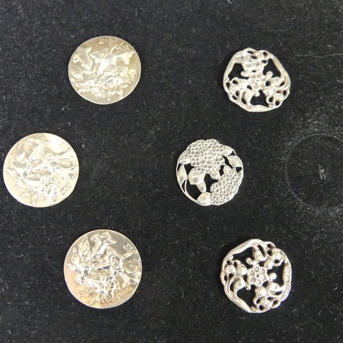 98 - A set of six Edwardian silver Buttons, by Reynolds & Westwood, hallmarked Birmingham 1901, in th... 