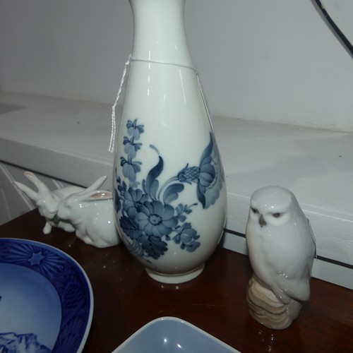 61 - A Royal Copenhagen blue and white Bottle Vase, H 19cm, together with a Copenhagen Owl figure, a Cope... 