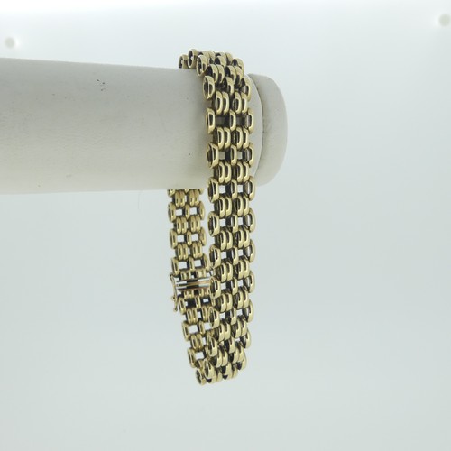 96 - A 9ct yellow gold bricklink Bracelet, with integral clasp, 19cm long, approx. weight 30.5g.... 