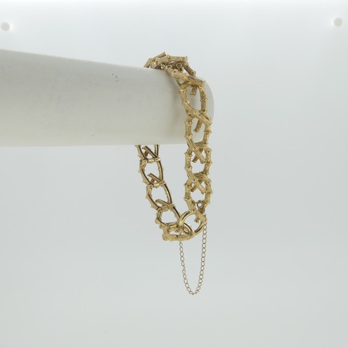 98 - A 9ct yellow gold Bracelet, formed of conjoined textured open loops, with bolt ring clasp, 19cm long... 