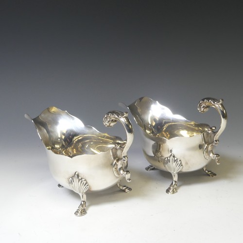 318 - A pair of early Victorian silver Sauce Boats, by Edward, Edward junior, John & William Barnard, ... 