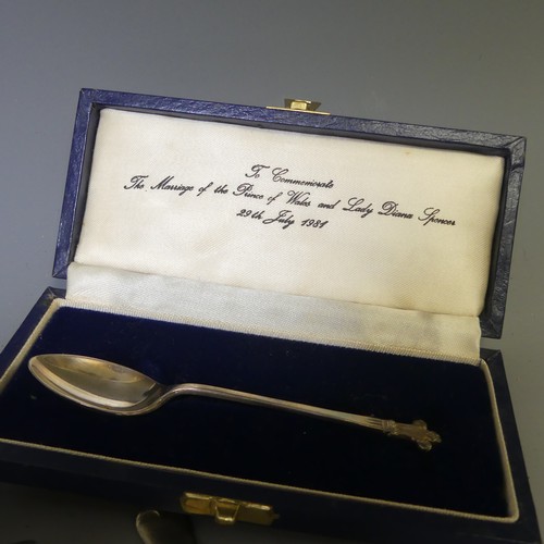 324 - A cased Elizabeth II silver Spoon, by Francis Howard Ltd., hallmarked Sheffield 1979, Hanoverian rat... 