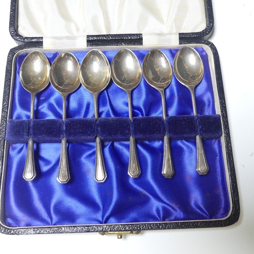 324 - A cased Elizabeth II silver Spoon, by Francis Howard Ltd., hallmarked Sheffield 1979, Hanoverian rat... 