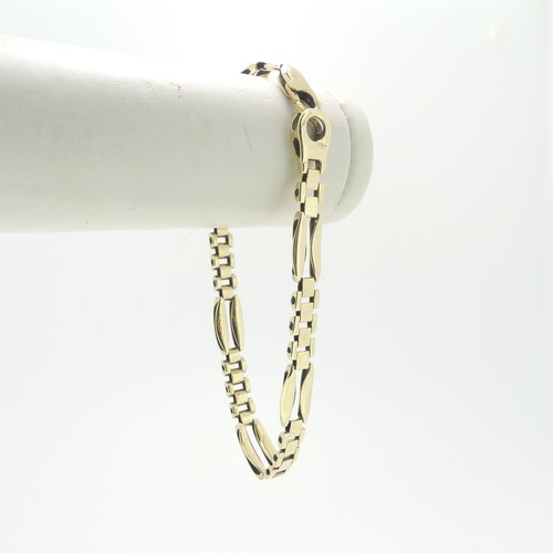 102 - A 9ct yellow gold Bracelet, 19cm long, approx. total weight 8.8g.