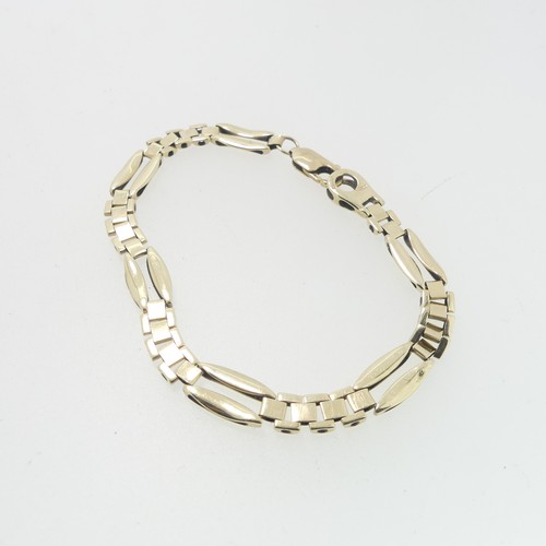 102 - A 9ct yellow gold Bracelet, 19cm long, approx. total weight 8.8g.