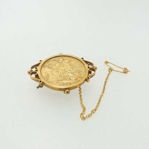 250 - A George V gold Sovereign, dated 1915, in a 9ct gold brooch mount, gross total weight 10.7g.... 