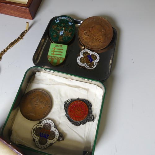 183 - A quantity of Jewellery and Costume Jewellery, including a Baltic amber shard Necklace, a damaged Ed... 