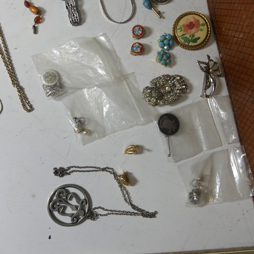 173 - A quantity of Jewellery and Costume Jewellery, including a silver hinged bangle, a silver flatlink c... 