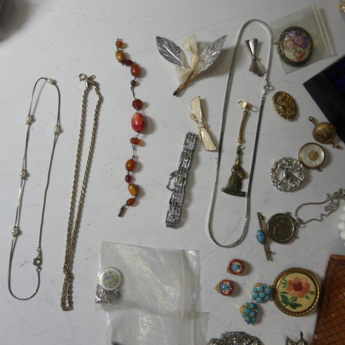 173 - A quantity of Jewellery and Costume Jewellery, including a silver hinged bangle, a silver flatlink c... 