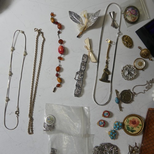 173 - A quantity of Jewellery and Costume Jewellery, including a silver hinged bangle, a silver flatlink c... 