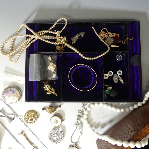 173 - A quantity of Jewellery and Costume Jewellery, including a silver hinged bangle, a silver flatlink c... 