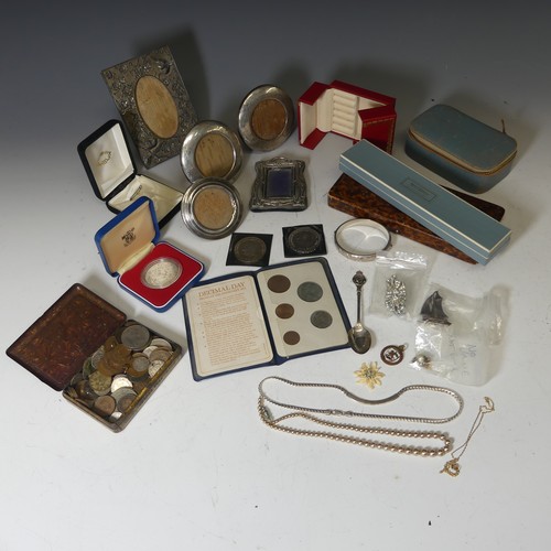 173 - A quantity of Jewellery and Costume Jewellery, including a silver hinged bangle, a silver flatlink c... 