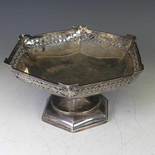 334 - A George V silver Tazza, by Walker & Hall, hallmarked Sheffield, 1913, of hexagonal form with fo... 