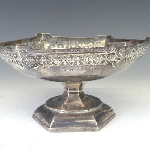 334 - A George V silver Tazza, by Walker & Hall, hallmarked Sheffield, 1913, of hexagonal form with fo... 