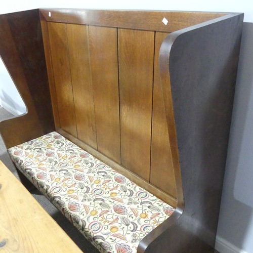 384 - An early 20thC oak Settle, with a floral upholstered removable seat cover, W 136.6 cm x H 126 cm x D... 