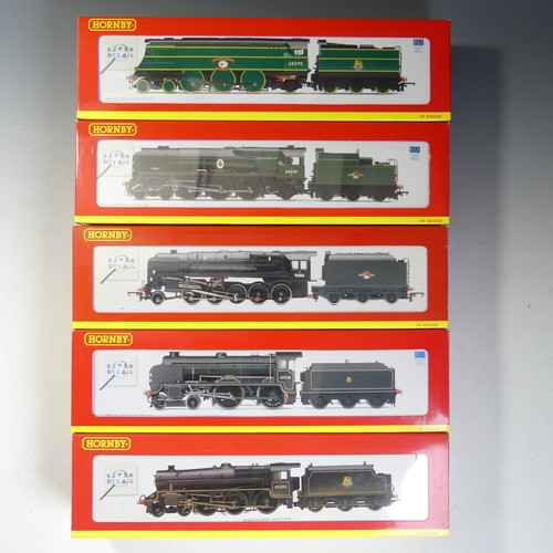Hornby (China): Five “00” gauge locomotives and tenders, R2105D BR 2-10-0 Class 9F Locomotive ‘92156’, R2450 BR 4-6-0 Class 5MT Locomotive ‘45393’ Weathered, R2692 BR 4-6-2 Battle of Britain Class 34090 ‘Sir Eustace Missenden’, R2709 BR 4-6-2 Rebuilt Battle of Britain Class 34058 ‘Sir Frederick Pile’, and R2844 BR 4-4-0 Schools Class Locomotive ‘30934 St Lawrence’, all boxed and in good condition (5)