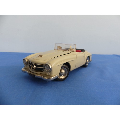 426 - A Schuco Elektro-Phaenomenal 5503 Mercedes 190SL tinplate model in cream, with opening boot, chrome ... 