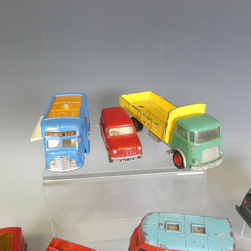 428 - Corgi: Chipperfields Circus, eight pieces, including Booking Office Van, Articulated Horese Box, Sca... 