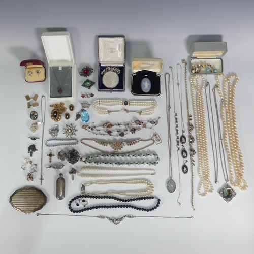 461 - A quantity of Costume Jewellery, including a 1977 Silver Jubilee medal in pendant mount, a silver in... 