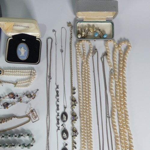 461 - A quantity of Costume Jewellery, including a 1977 Silver Jubilee medal in pendant mount, a silver in... 