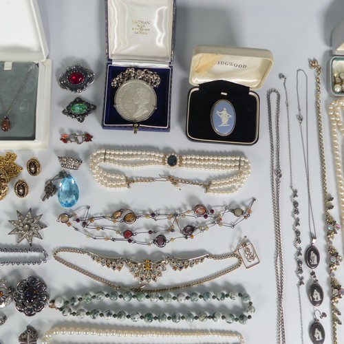 461 - A quantity of Costume Jewellery, including a 1977 Silver Jubilee medal in pendant mount, a silver in... 