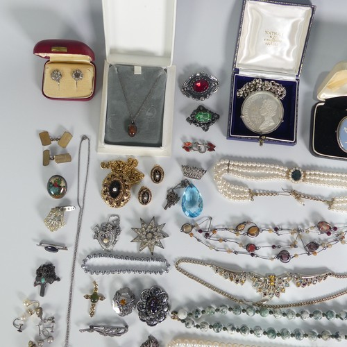 461 - A quantity of Costume Jewellery, including a 1977 Silver Jubilee medal in pendant mount, a silver in... 