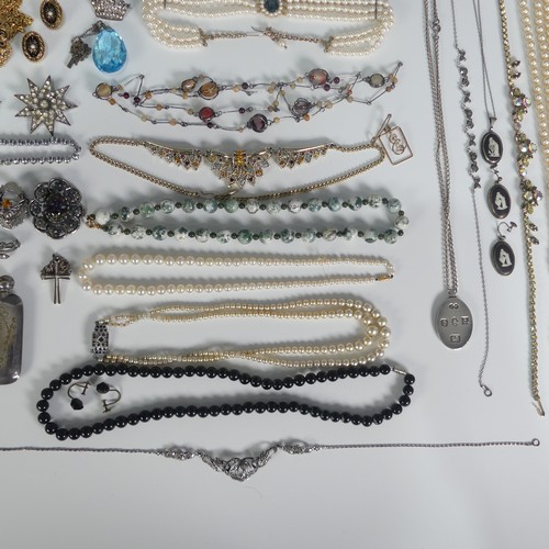 461 - A quantity of Costume Jewellery, including a 1977 Silver Jubilee medal in pendant mount, a silver in... 