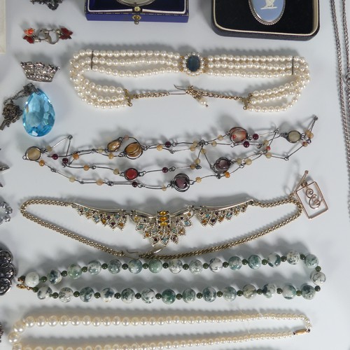 461 - A quantity of Costume Jewellery, including a 1977 Silver Jubilee medal in pendant mount, a silver in... 