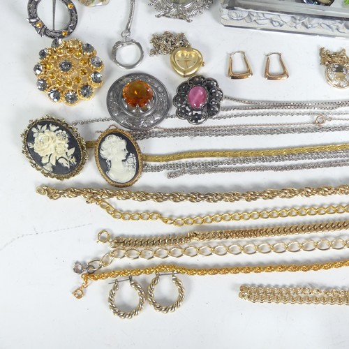 464 - A quantity of Jewellery and Costume Jewellery, including a 9ct gold oval locket and trace chain, pad... 