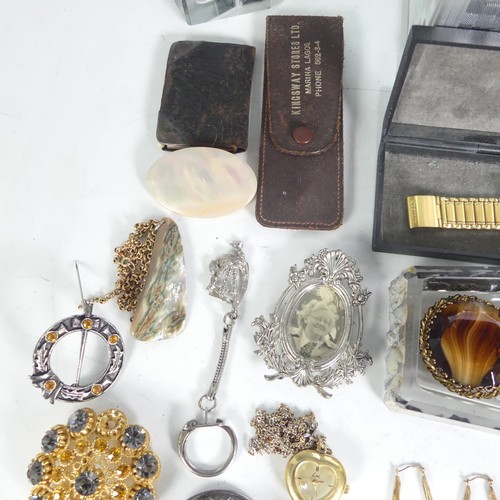 464 - A quantity of Jewellery and Costume Jewellery, including a 9ct gold oval locket and trace chain, pad... 